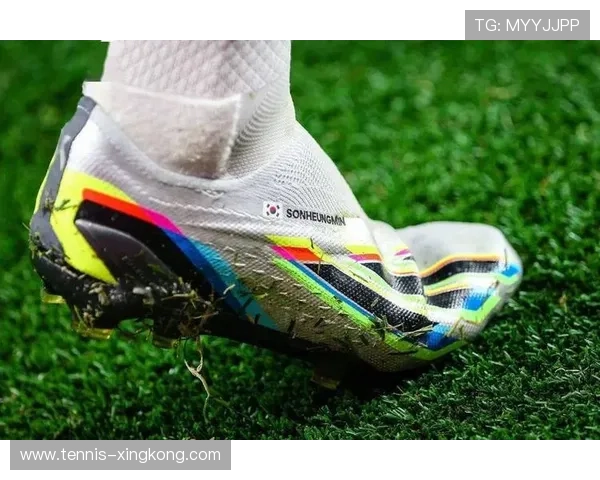 阿迪达斯X17足球鞋球星版创新设计助力速度与灵动完美结合